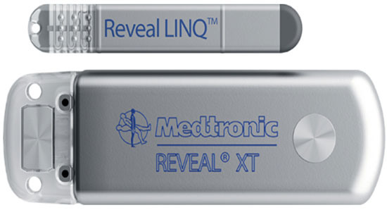 Monitores cardiacos implantables. Arriba, Medtronic Reveal LINQTM. Abajo, Medtronic Reveal R XT. Ambos se colocan por vía subcutánea.